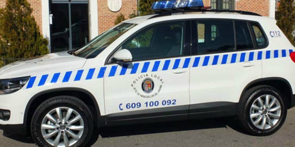 La Policía de Paracuellos evita el suicidio de un hombre en su coche