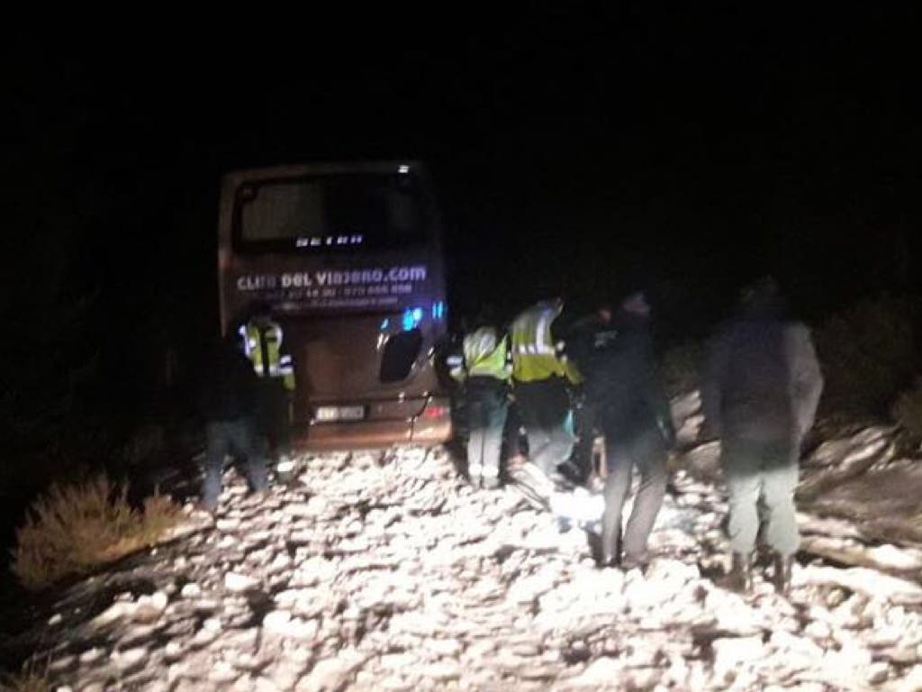 Un autobús con 36 pasajeros queda atrapado por la nieve en Guadalajara