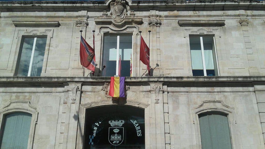 San Fernando cuelga la bandera republicana para celebrar el 14 de abril