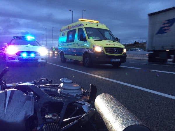 Fallece un motorista en la A2 aplastado por un camión