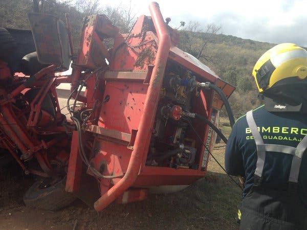 Los bomberos de Guadalajara llevan todo el día extrayendo el propano del camión accidentado