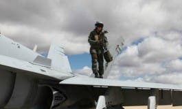 Primera mujer en superar las mil horas de vuelo en un F-18