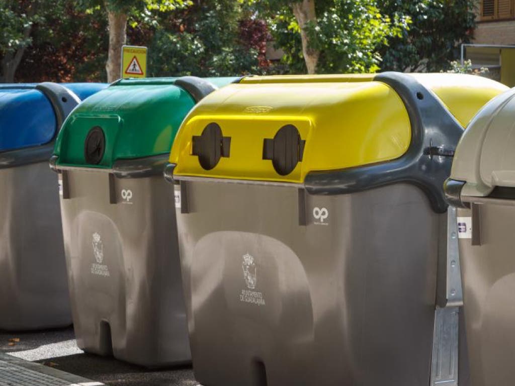 Denunciados por volcar 40 contenedores de basura en Guadalajara