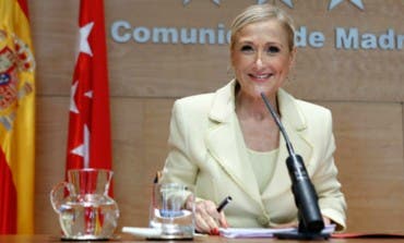 Cifuentes reaparece sonriente con sus hijos en la víspera del Dos de Mayo