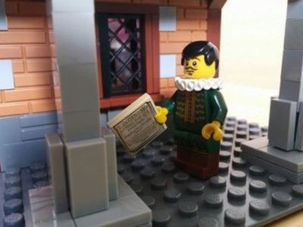 Lego rinde homenaje a Cervantes y a Alcalá en el Museo del Ferrocarril