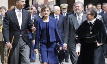 De lo más comentado: El look reciclado que lució ayer la reina Letizia en Alcalá