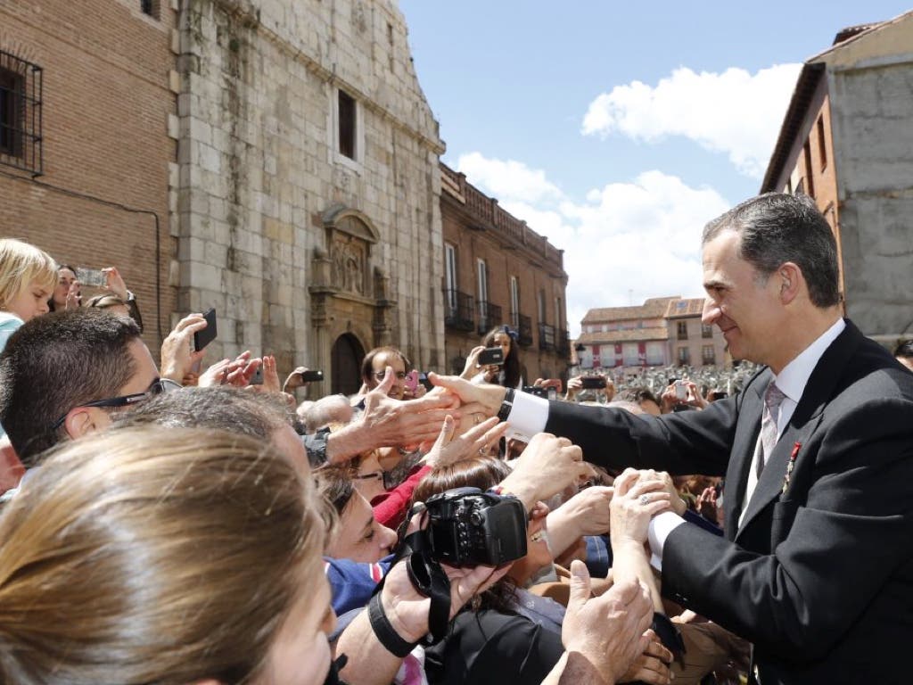 Baño de masas de Los Reyes y Rajoy en Alcalá