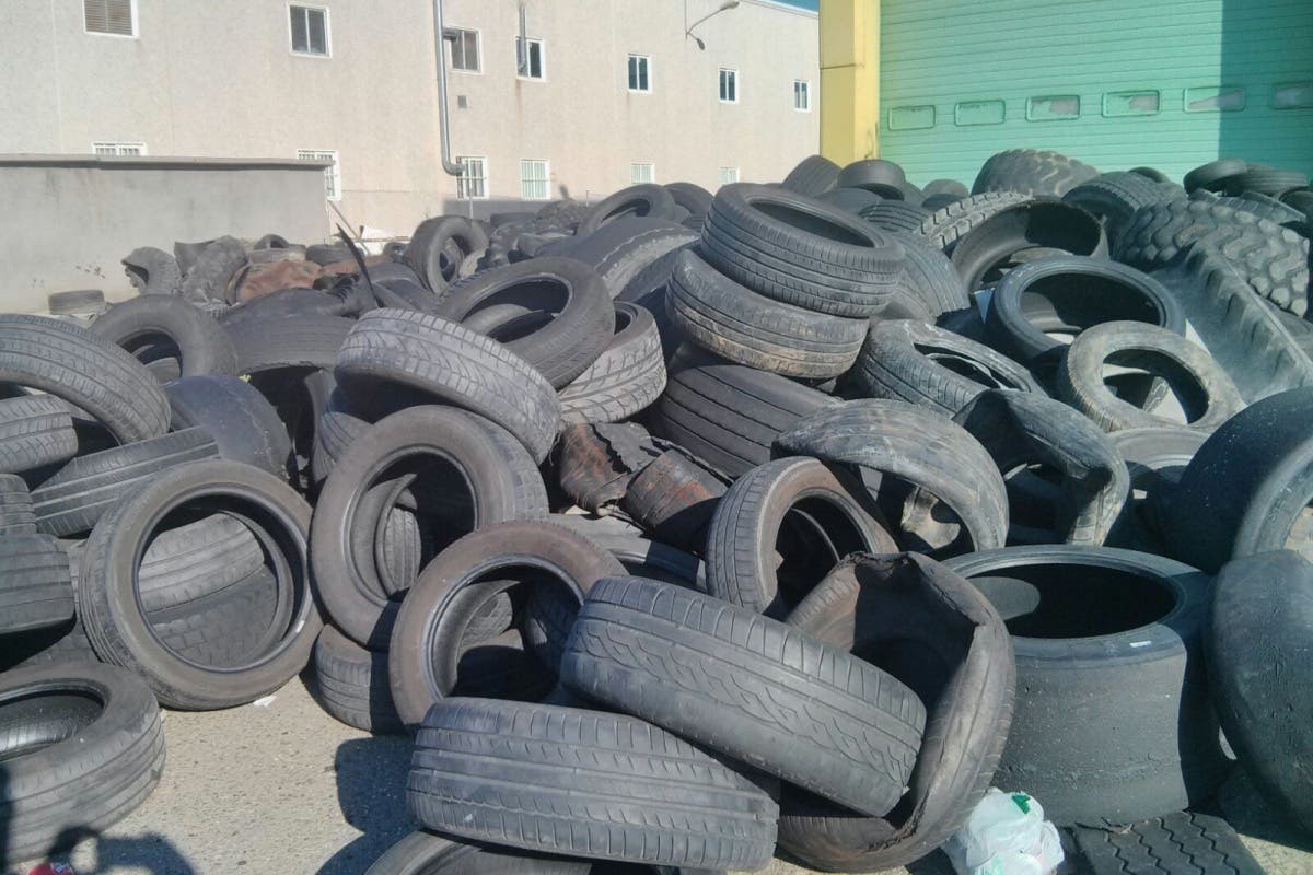 Alertan del peligro de un almacén de neumáticos «abandonado y descontrolado» en Alcalá