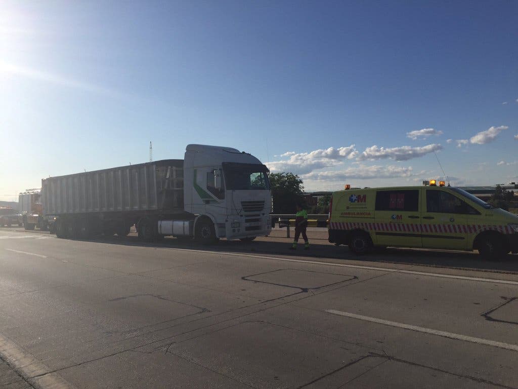 Una mujer muy grave tras ser atropellada por un camión en la A3, en Arganda