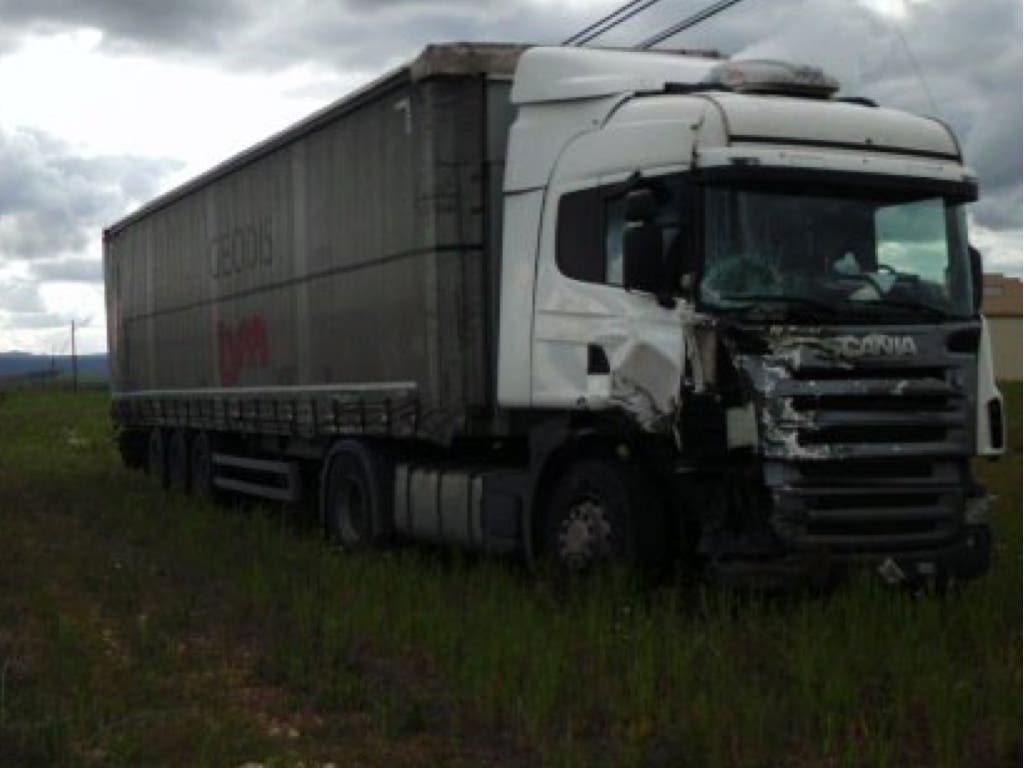 Un muerto tras colisionar un turismo y un camión en Guadalajara