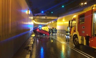 Un coche queda destrozado tras caer a un túnel en Madrid y no encuentran a nadie dentro