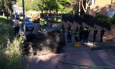 Muere una joven de 23 años en Madrid al precipitarse por unas escaleras el coche en el que iba de copiloto