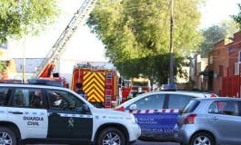 Rescatan a 7 perros enjaulados en el incendio de una nave en Velilla