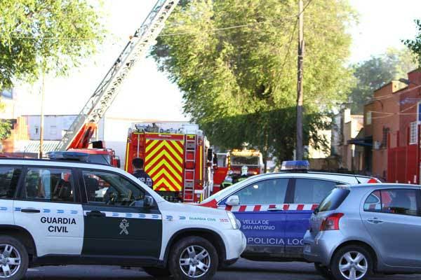 Rescatan a 7 perros enjaulados en el incendio de una nave en Velilla