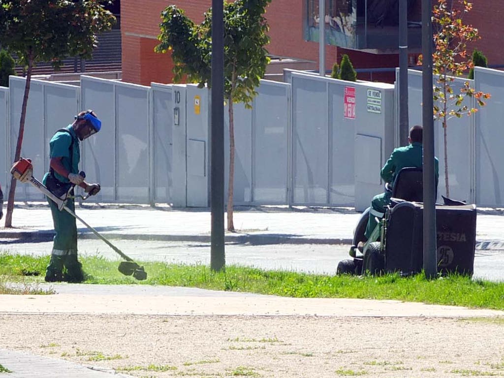 Paracuellos sanciona a la empresa de limpieza «por no hacer bien su trabajo»