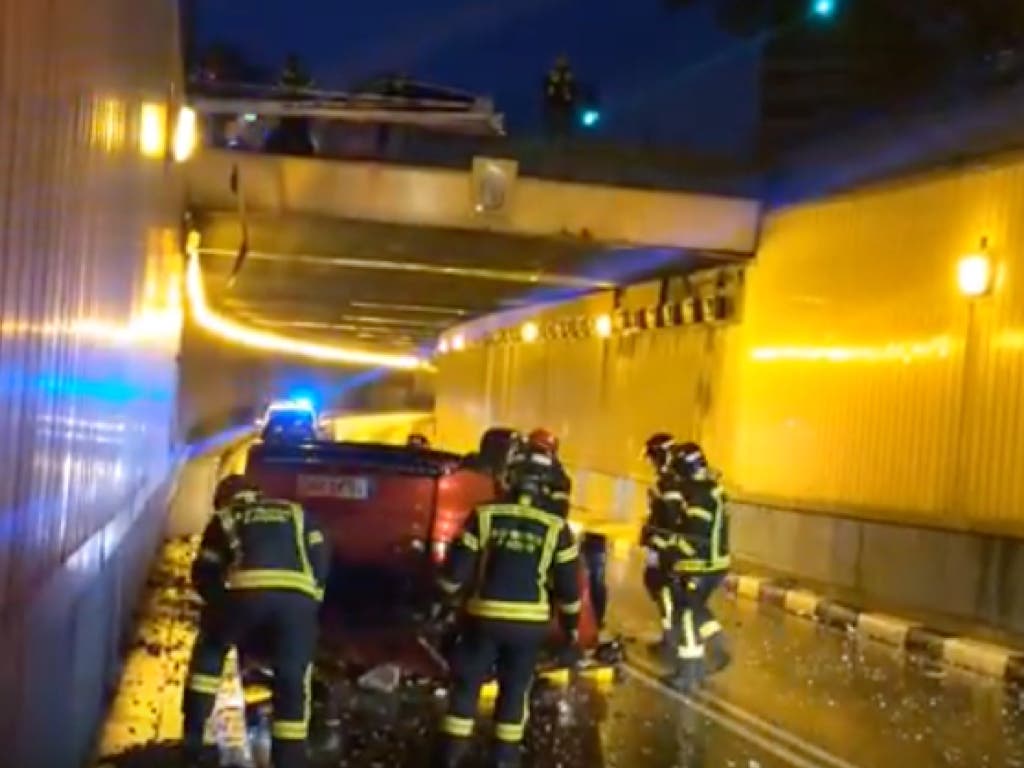 Localizada la pareja que abandonó su coche tras caer a un túnel en Madrid