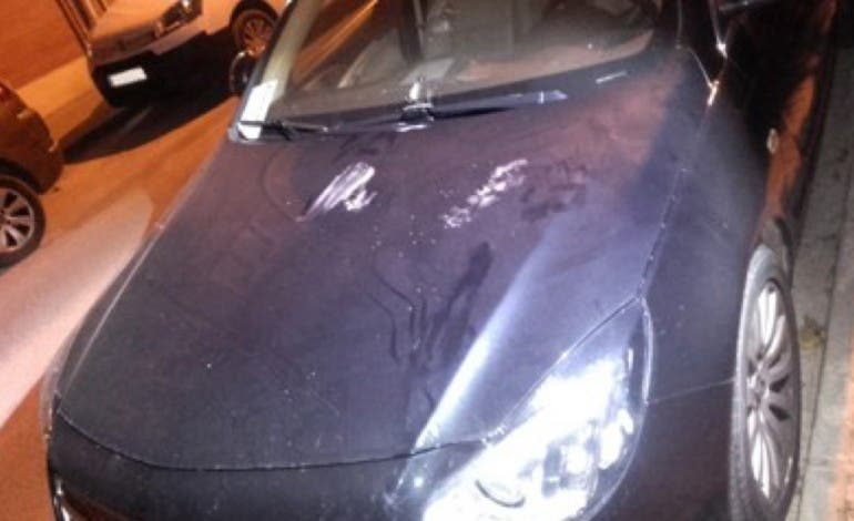 Destrozados varios coches en Velilla por dos menores que saltaban encima
