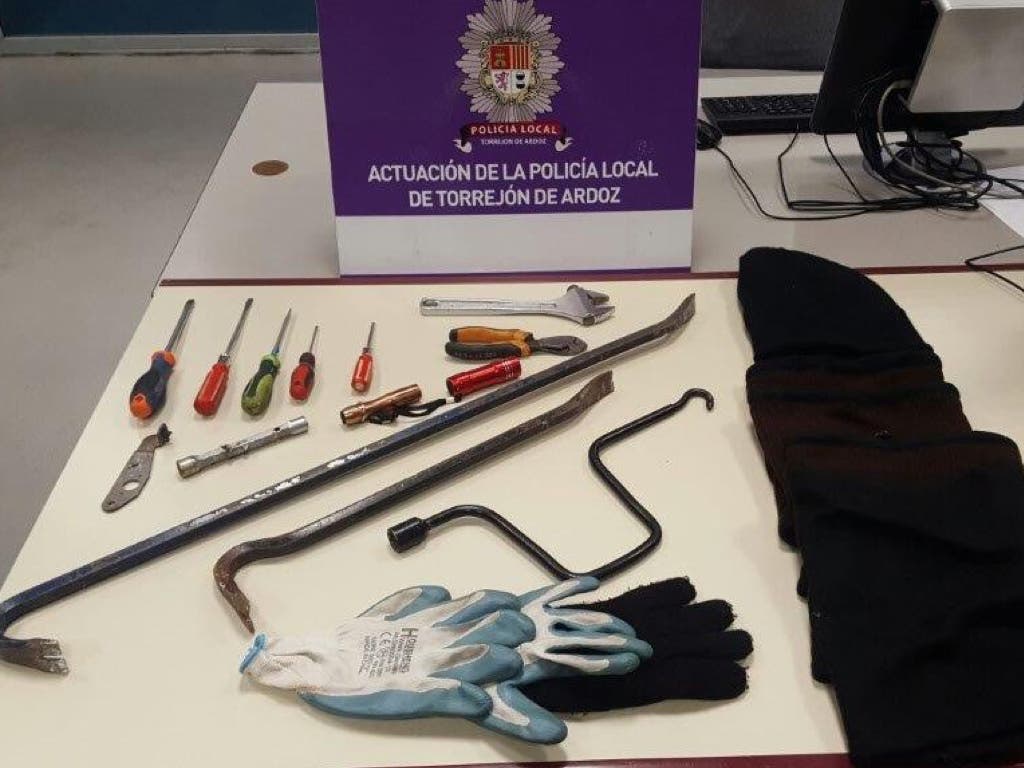 Detenidos en Torrejón cargados de herramientas para robar en viviendas