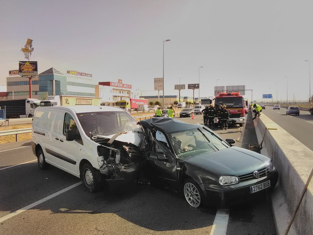 Aparatoso accidente esta mañana en la A2 (Azuqueca) con una persona rescatada