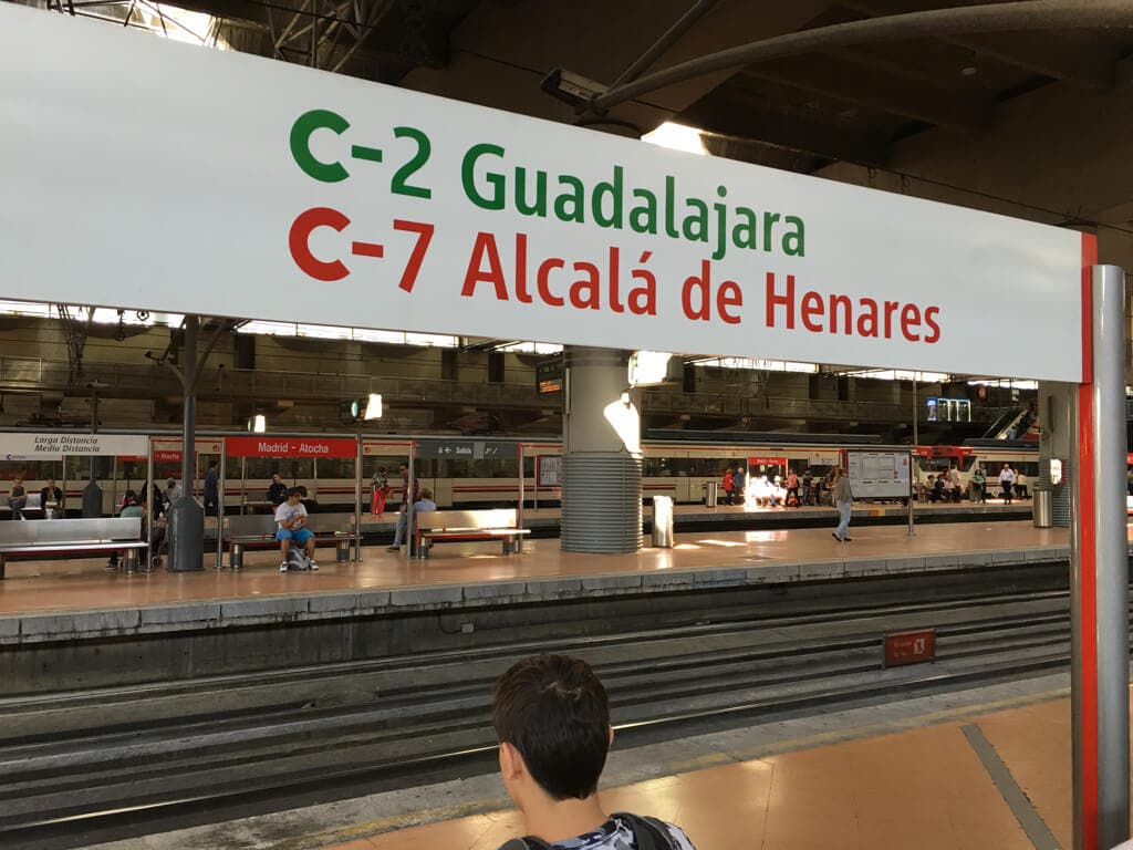 Nueva mañana de caos en Cercanías por un choque de trenes en Alcalá de Henares y un tren averiado en Nuevos Ministerios 