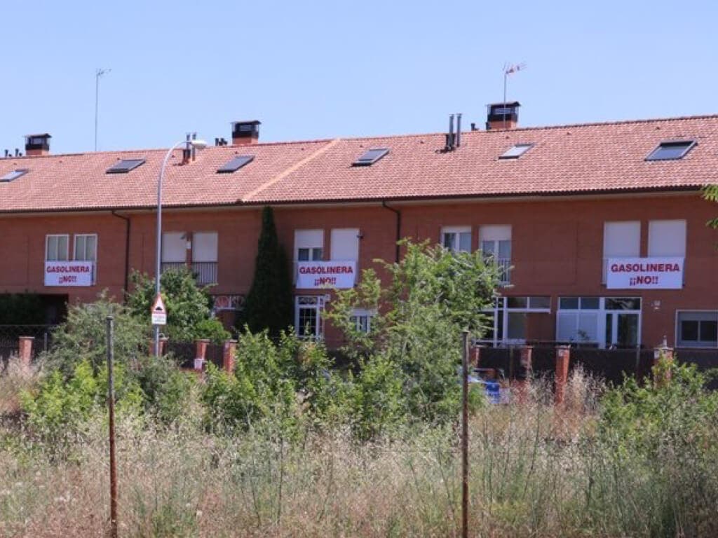 Denuncian la posible construcción de una gasolinera al lado de un instituto en Alcalá