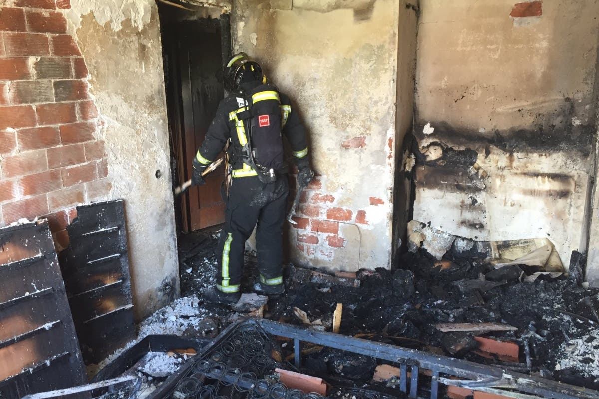 Cuatro heridos leves en el incendio de un piso en Coslada