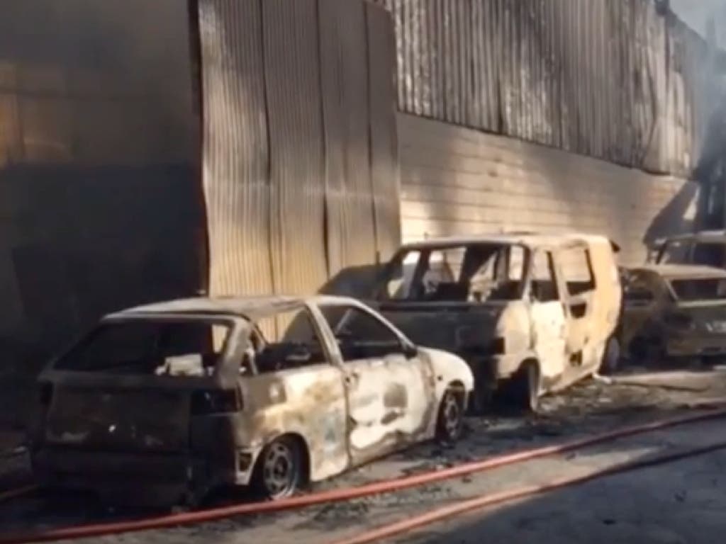 Los Bomberos han estado toda la noche trabajando en la extinción del incendio de Alcalá