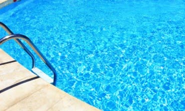 En observación un niño de 8 años tras caer a una piscina privada en Cabanillas