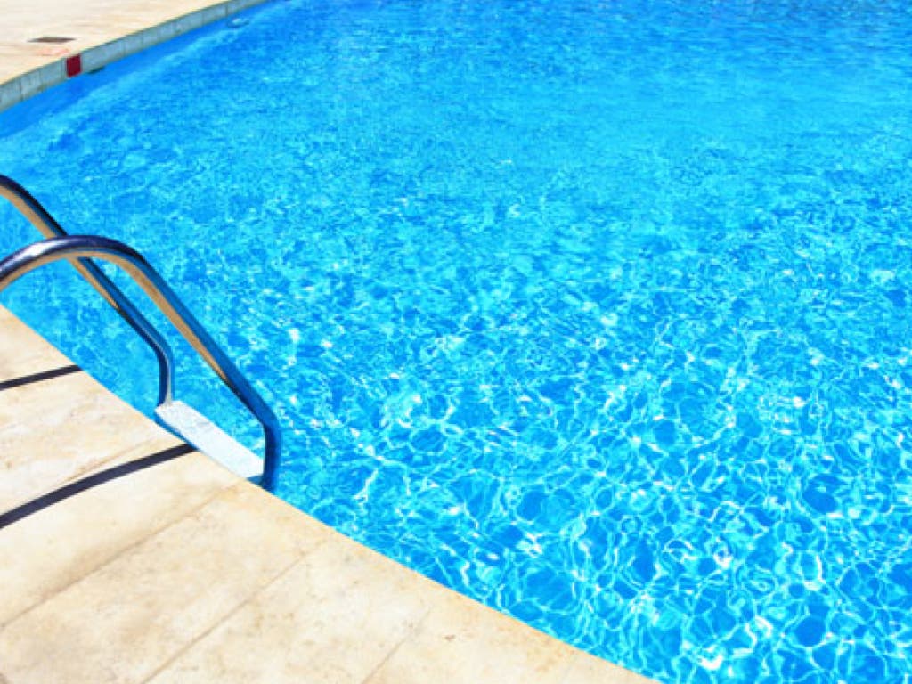 En observación un niño de 8 años tras caer a una piscina privada en Cabanillas