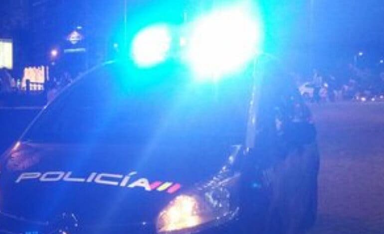 Derriban la puerta de una vivienda para detener a un joven atrincherado tras agredir a su pareja en Madrid