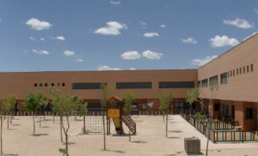 El alcalde de Torrejón ofrece una solución para la ausencia de sombra en el colegio Beethoven