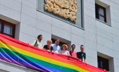 Torrejón coloca la bandera gay en el balcón del Ayuntamiento