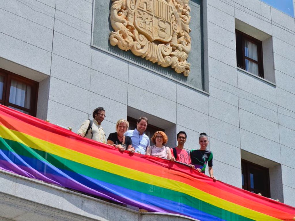 Torrejón coloca la bandera gay en el balcón del Ayuntamiento