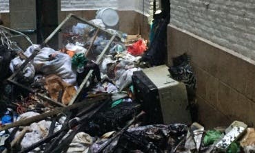 Tres intoxicados por el incendio de una vivienda llena de basura en Madrid