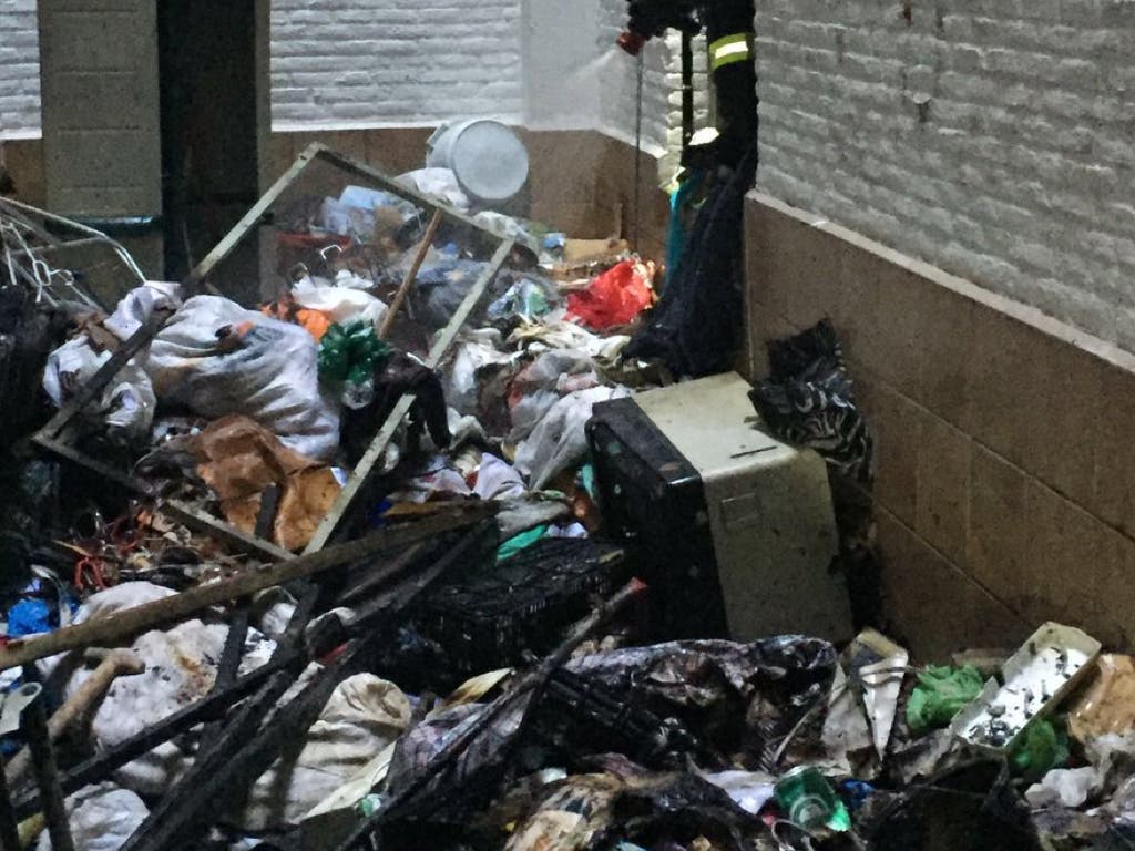 Tres intoxicados por el incendio de una vivienda llena de basura en Madrid