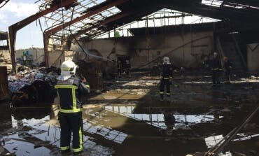 Los Bomberos siguen trabajando un día después en el devastador incendio de Alcalá