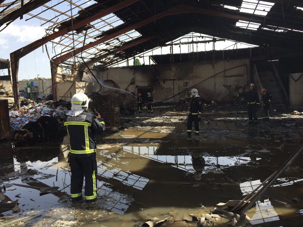 Los Bomberos siguen trabajando un día después en el devastador incendio de Alcalá