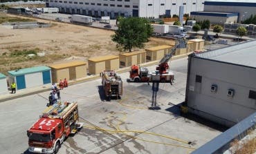 150 trabajadores desalojados por un incendio en una nave de Carrefour en Azuqueca