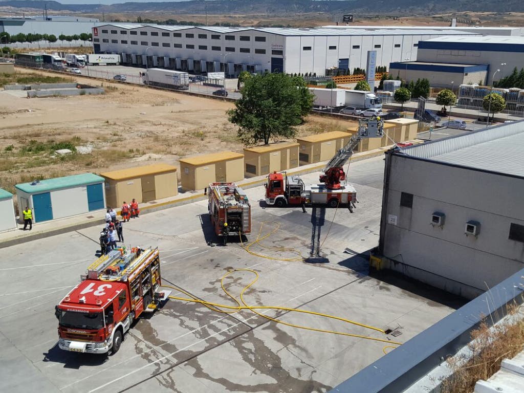 150 trabajadores desalojados por un incendio en una nave de Carrefour en Azuqueca