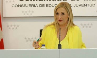 La juez cita a Cifuentes como investigada por cohecho y falsificación