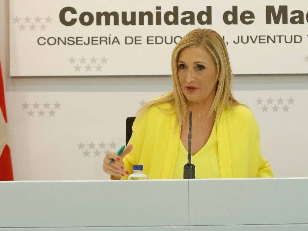 La juez cita a Cifuentes como investigada por cohecho y falsificación