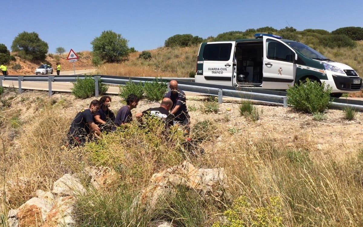 Fallece un motorista de 53 años tras caer por un terraplén en Madrid