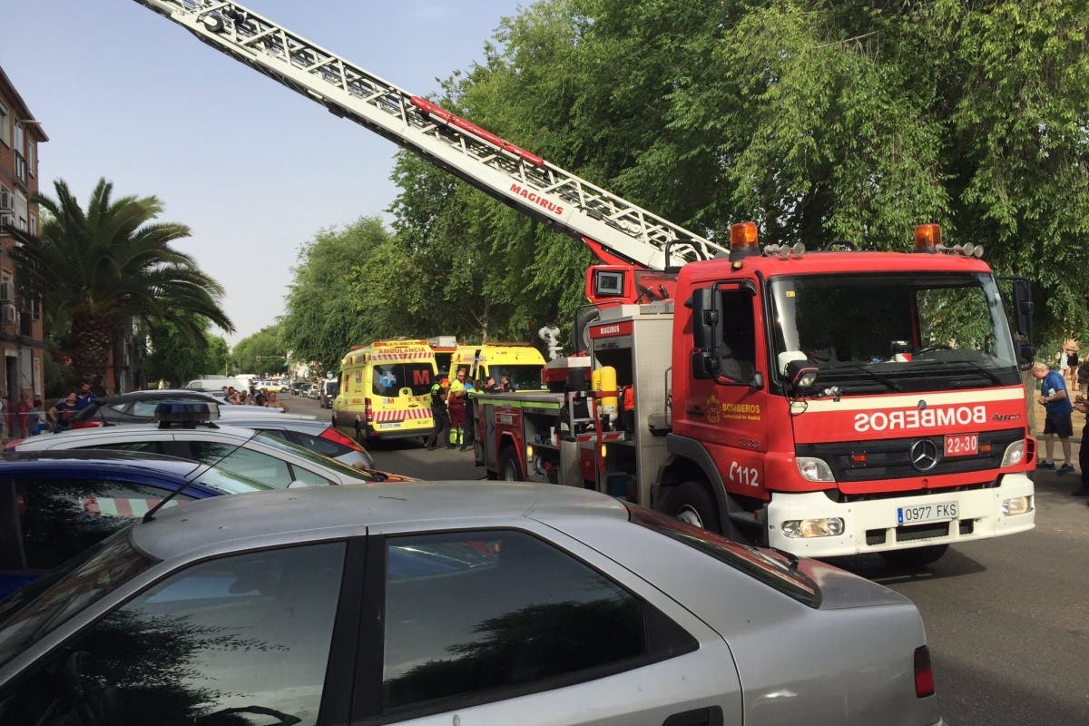 Cuatro heridos, uno grave, tras el incendio de una vivienda en Alcalá