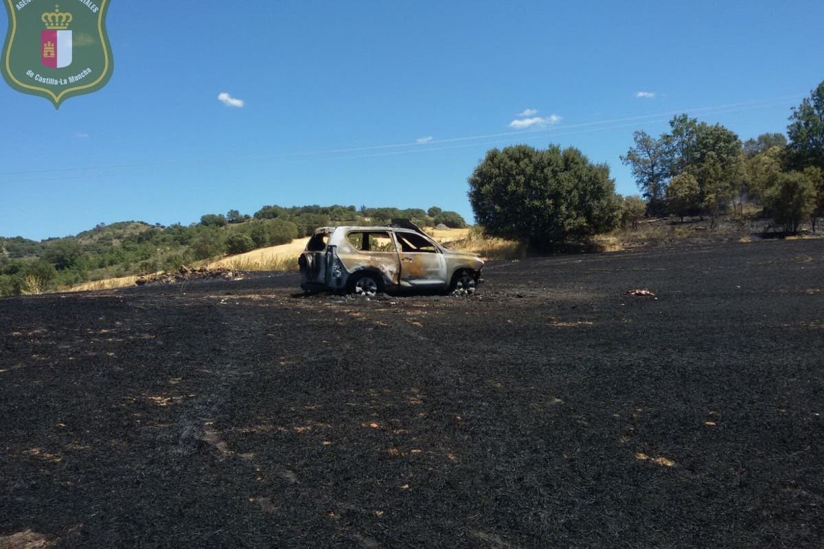 Un incendio en Brihuega calcina un coche de la Guardia Civil y deja a dos agentes intoxicados