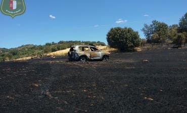 Un incendio en Brihuega calcina un coche de la Guardia Civil y deja a dos agentes intoxicados