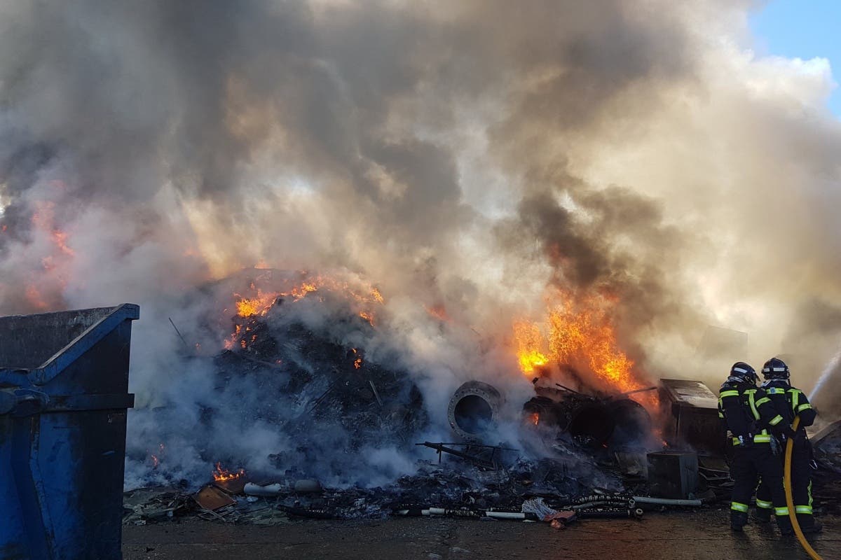 Incendio en una nave de chatarra a cielo abierto en Vicálvaro