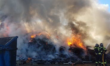 Incendio en una nave de chatarra a cielo abierto en Vicálvaro