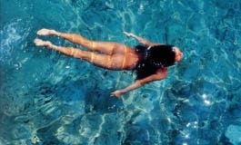 El Día del Bañador Opcional llega este domingo a una piscina municipal de Madrid