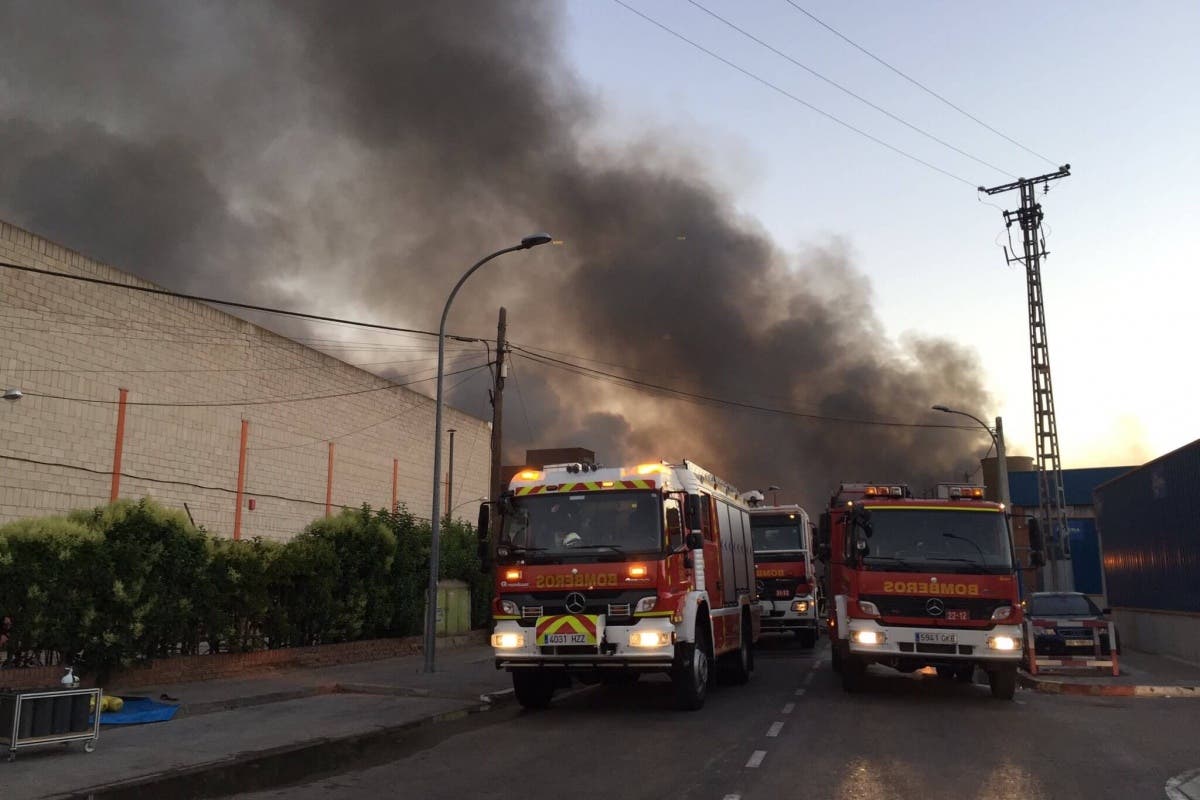 Incendio en una nave de un polígono industrial de Alcalá de Henares