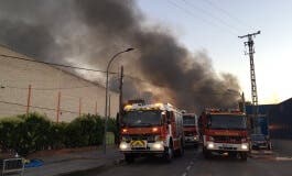 Incendio en una nave de un polígono industrial de Alcalá de Henares